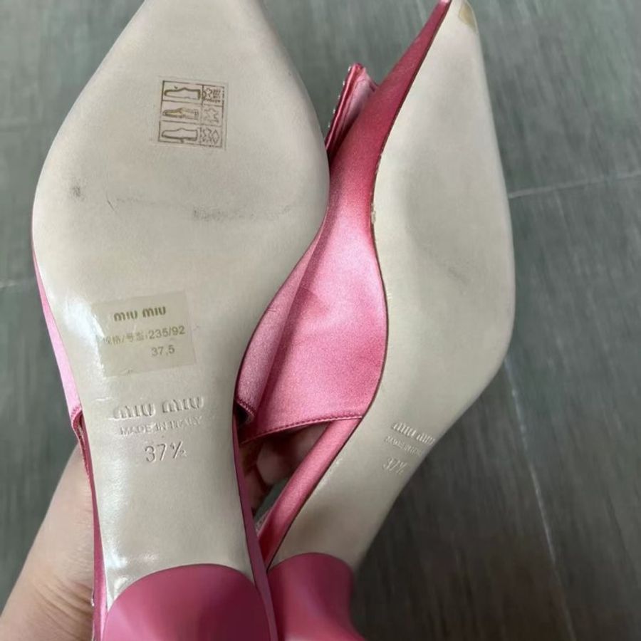 MIUMIU粉色緞面鑽扣低跟涼鞋 尺寸37.5碼 僅試穿-4