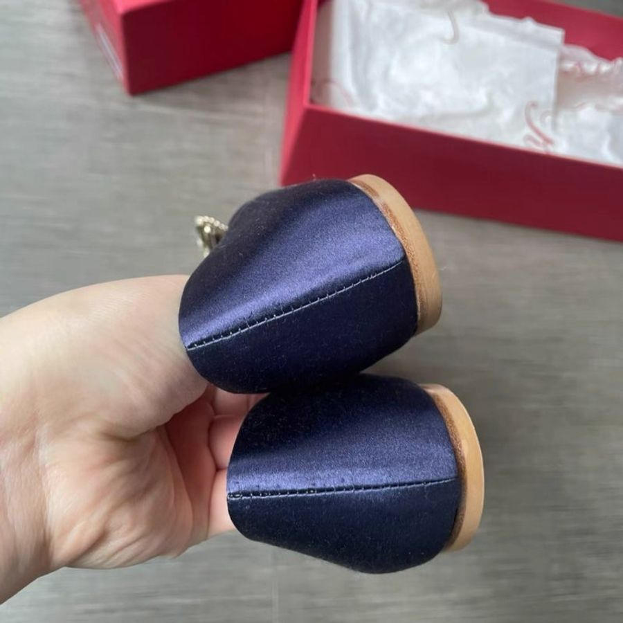 Roger Vivier 鑽扣藍色緞面平底鞋 34.5號,配件有鞋盒, 鞋子偏大一碼,35.5號也能穿-1