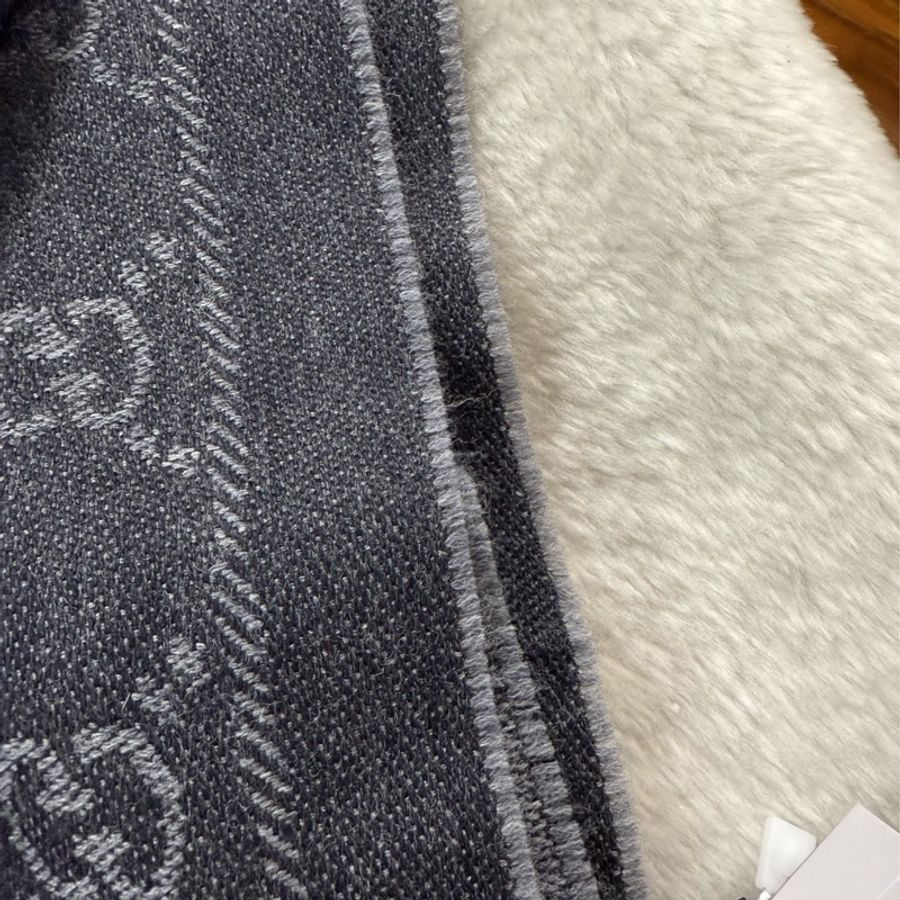 GUCCI GG Logo 標誌雙面可用羊毛圍巾(黑色/灰色)-3