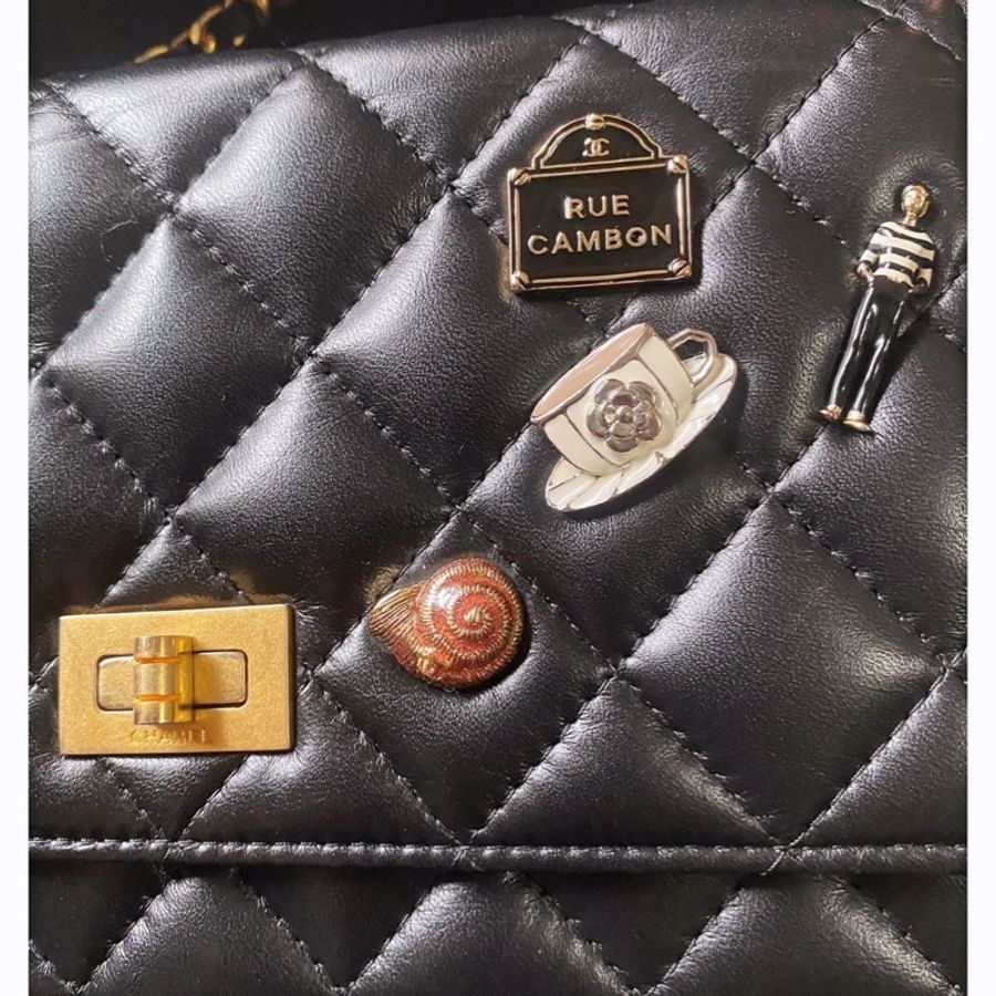 「閒置」chanel 正品Limited 復刻徽章限量版牛皮金鍊包-2