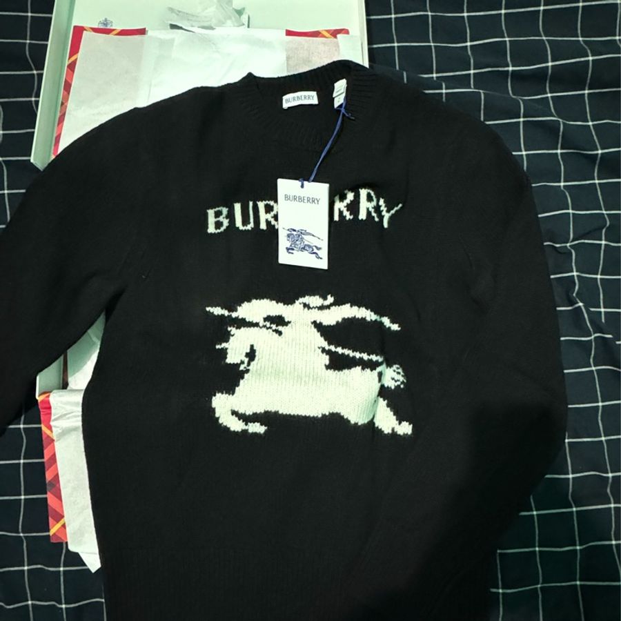 全新未穿 BURBERRY 經典毛衣,騎士標誌復刻款,極具辨識度與收藏價值。-0