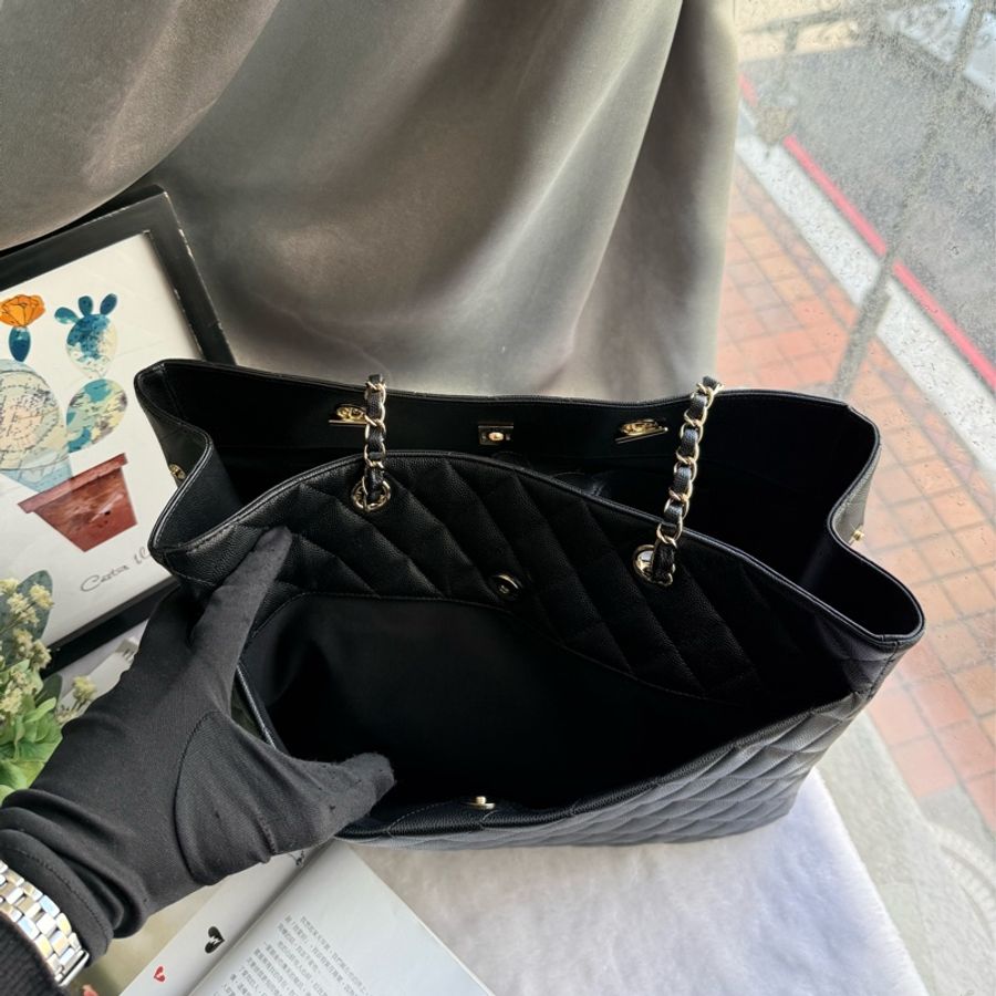 Chanel 金色CC Logo 粒紋牛皮轉釦鍊帶肩背包/托特包(黑色)-6