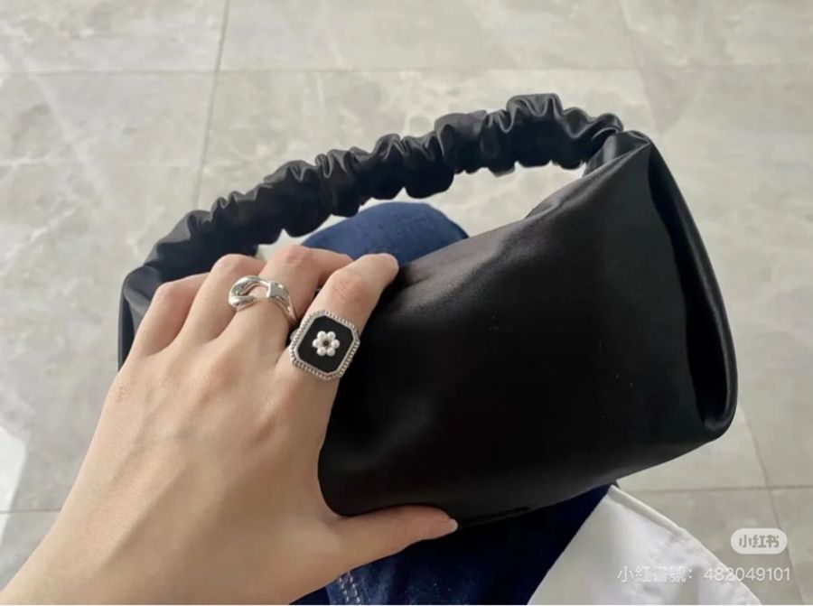 Alexander Wang 亞歷山大王 黑色 迷你 Scrunchie 缎面 手拿包 肩背包 手提包 雲朵包-6