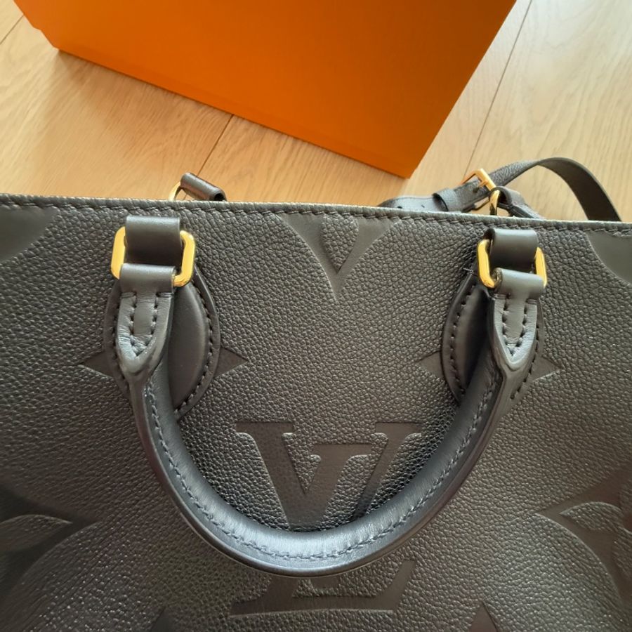 LV on the go 黑色牛皮壓紋 PM-6