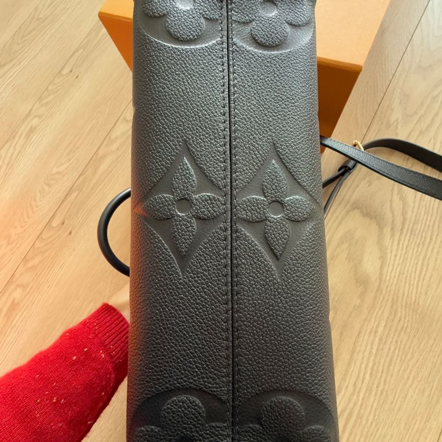 LV on the go 黑色牛皮壓紋 PM-8