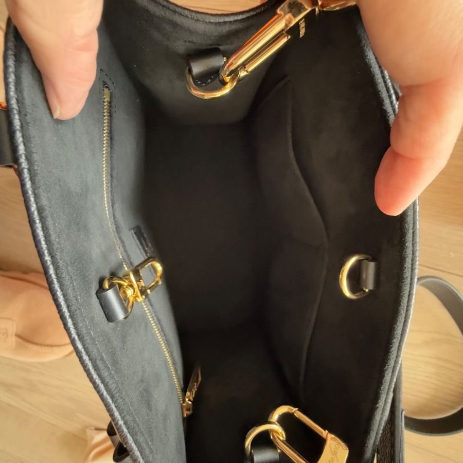 LV on the go 黑色牛皮壓紋 PM-12