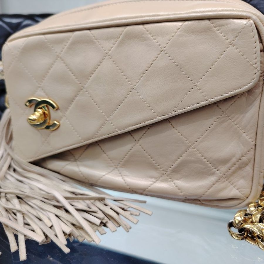 Chanel米色金球流蘇相機包-15