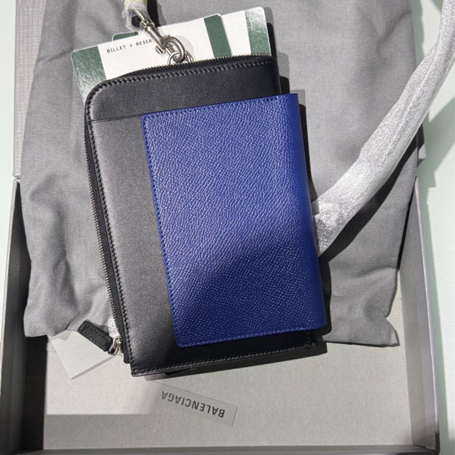 (全新）Balenciaga 巴黎世家掛繩護照包-8