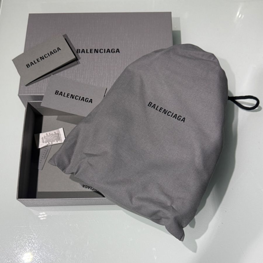 (全新）Balenciaga 巴黎世家掛繩護照包-9