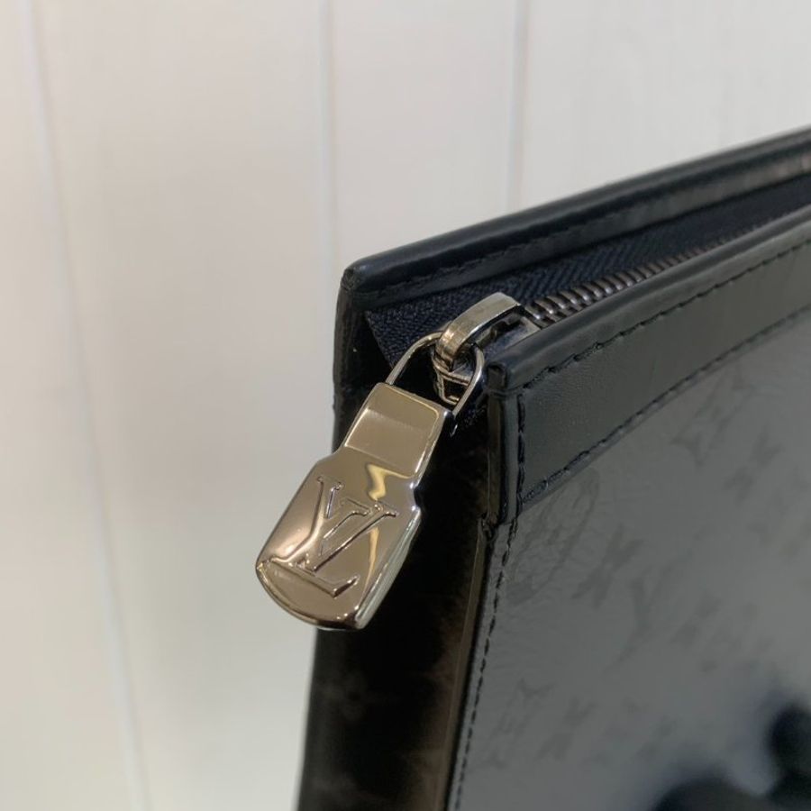 LV 淺灰原花PochetteVoyageMM銀釦一字拉6卡手拿包M69535-4