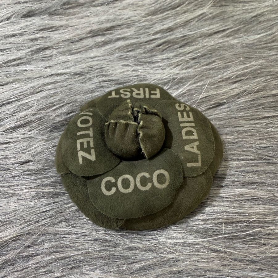 Chanel A76008 墨綠 羊皮 金釦 山茶花 Coco 胸針-0