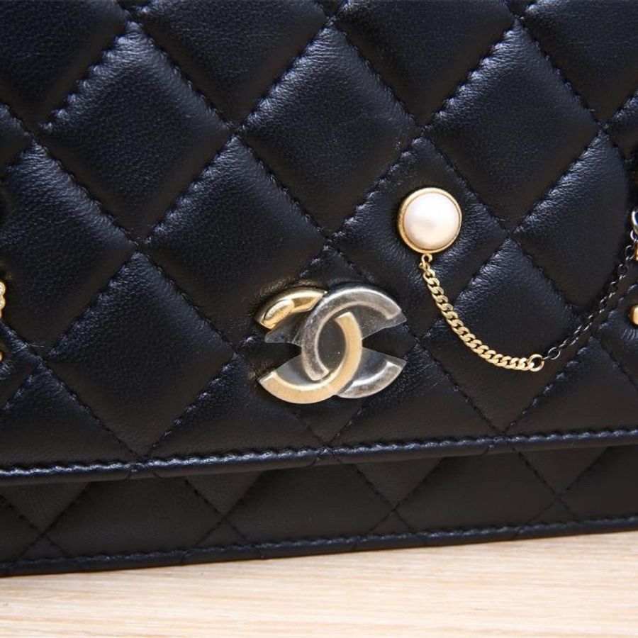 CHANEL(香奈兒) 22C CF WOC 19cm 晶片開 金銀扣 黑色 Chanel元素徽章菱格紋-5