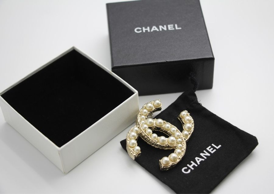 Chanel A13C 琺瑯黃色閃粉珍珠CC胸針-3