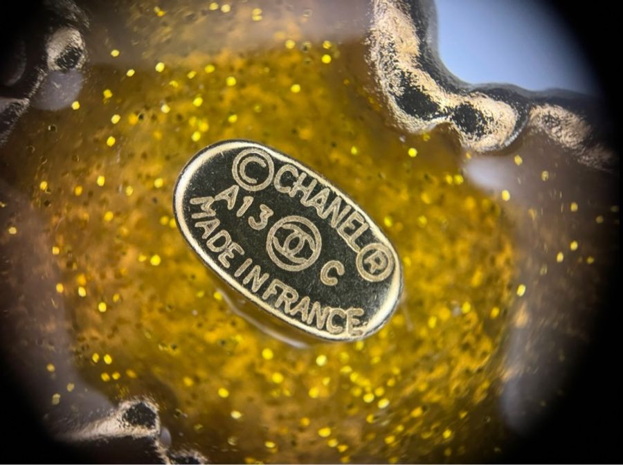 Chanel A13C 琺瑯黃色閃粉珍珠CC胸針-8