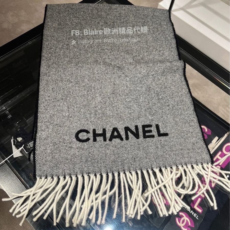 全新 Chanel 香奈兒 灰黑針織🧶單字母logo圍巾 流蘇是白色的，三拼色 尺寸：30*200cm-0