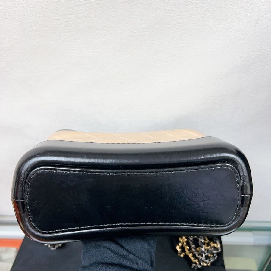 Chanel gabrielle hobo 小號米黑色流浪包-3