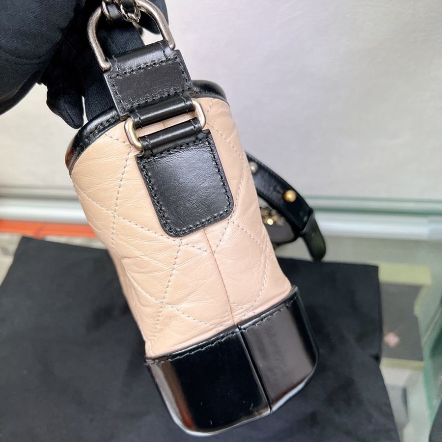 Chanel gabrielle hobo 小號米黑色流浪包-4