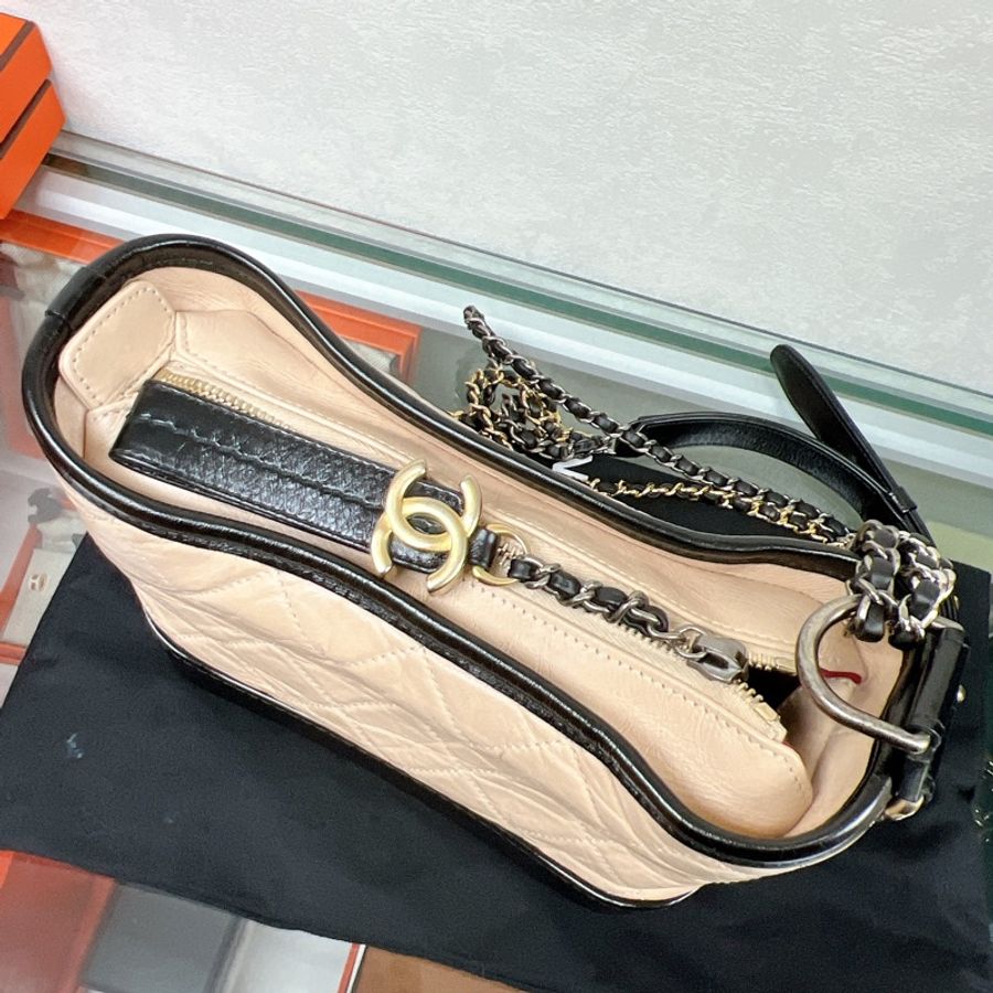 Chanel gabrielle hobo 小號米黑色流浪包-5