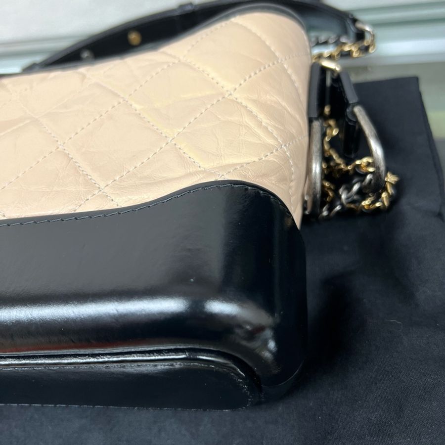 Chanel gabrielle hobo 小號米黑色流浪包-8