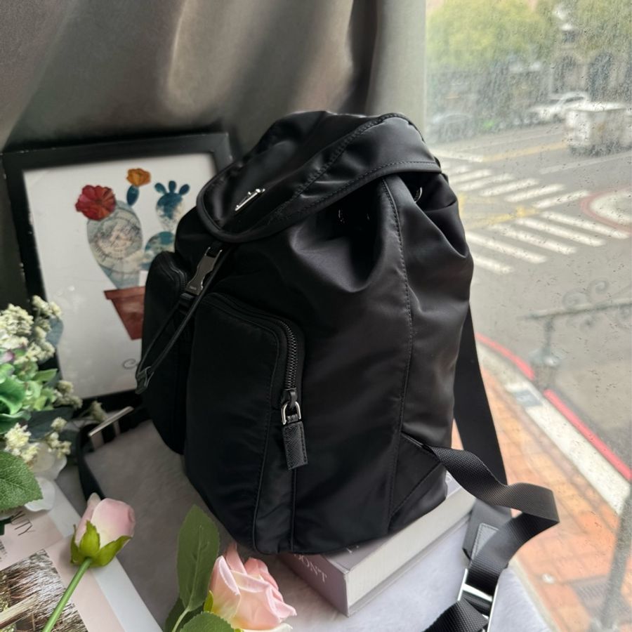 PRADA 三角牌Logo 尼龍雙口袋後背包(黑色)-2