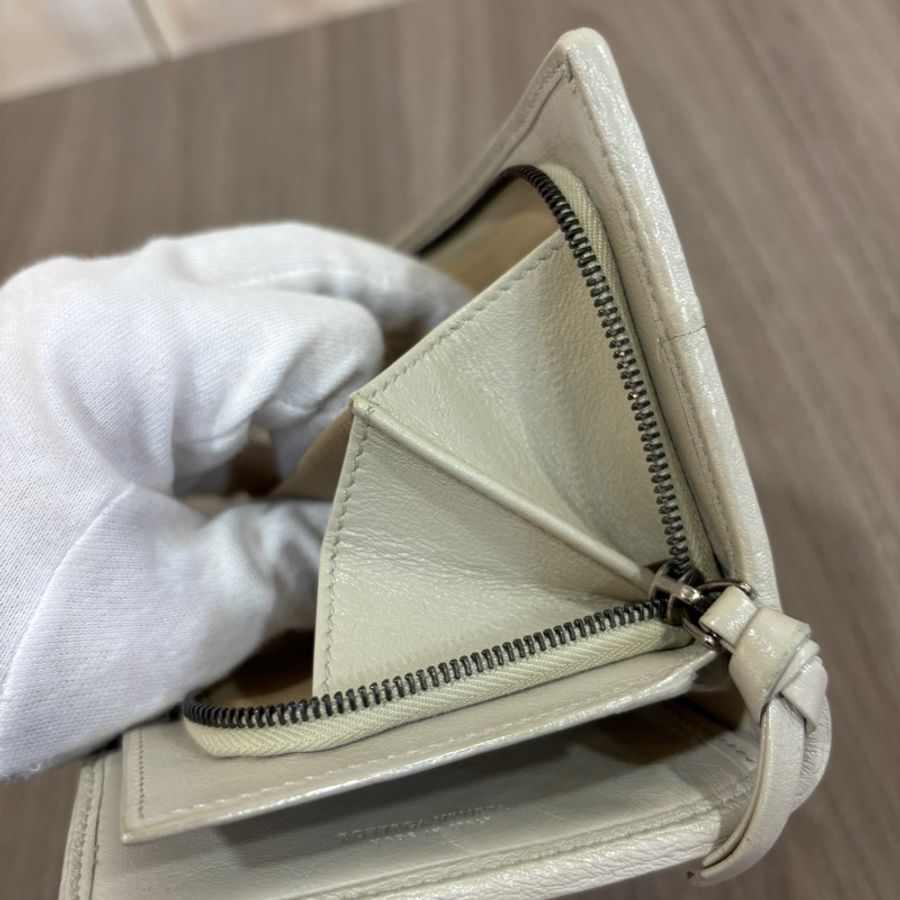 Bottega Veneta 米灰色洞洞小編織蕾絲飾邊8卡中長夾-10