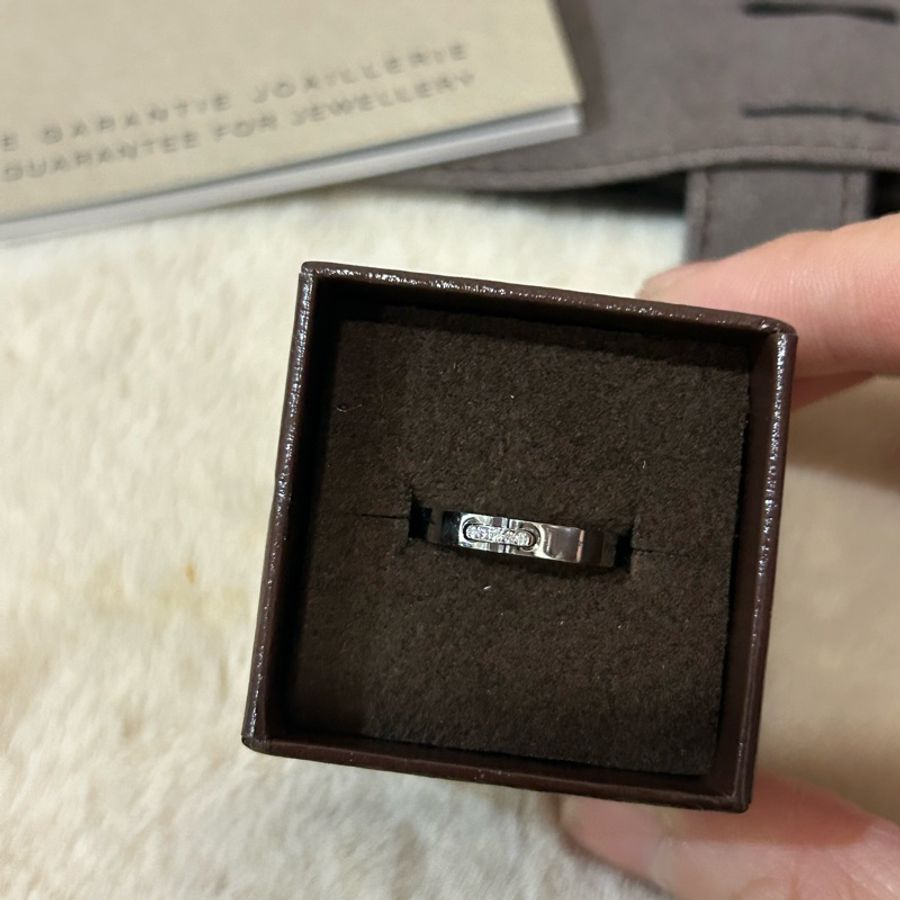 Chaumet Liens Évidence 49號 巴黎尚美 鉑金鑽石婚戒 pt 鑲嵌明亮式切割鑽石 5顆G VS+級明亮式切割鑽石,共重0.02克拉 品質:G、VS等級以上 尺寸:49號、寬度3毫米 狀況:輕度使用痕跡,細微髮絲紋 配件:保證書、絨布袋-3