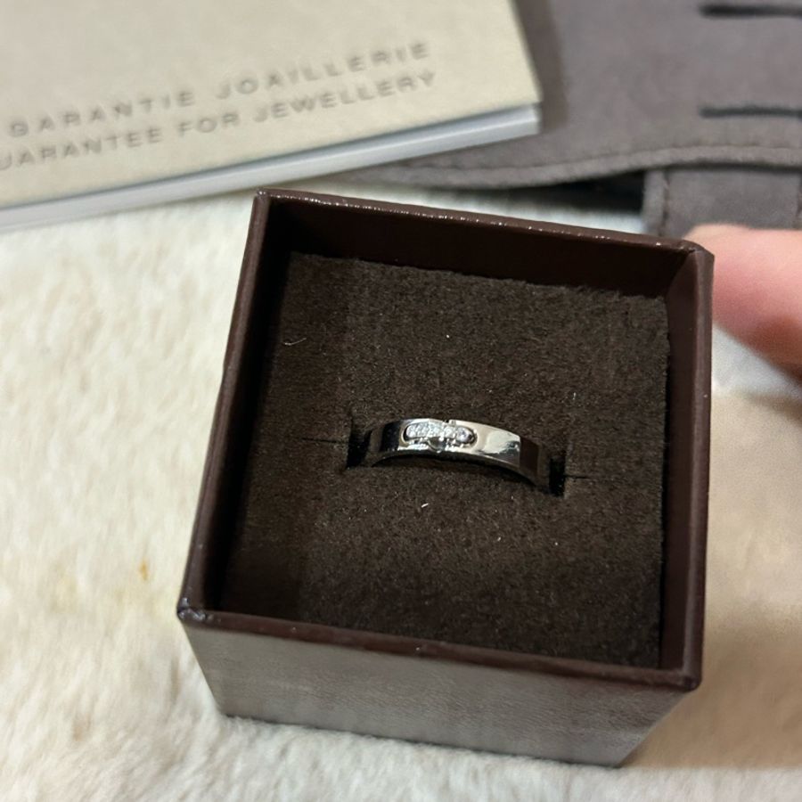 Chaumet Liens Évidence 49號 巴黎尚美 鉑金鑽石婚戒 pt 鑲嵌明亮式切割鑽石 5顆G VS+級明亮式切割鑽石,共重0.02克拉 品質:G、VS等級以上 尺寸:49號、寬度3毫米 狀況:輕度使用痕跡,細微髮絲紋 配件:保證書、絨布袋-12