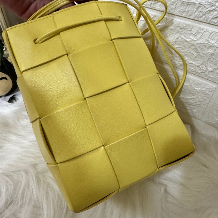 BOTTEGA VENETA CASSETTE經典編織小牛皮斜背水桶包-6
