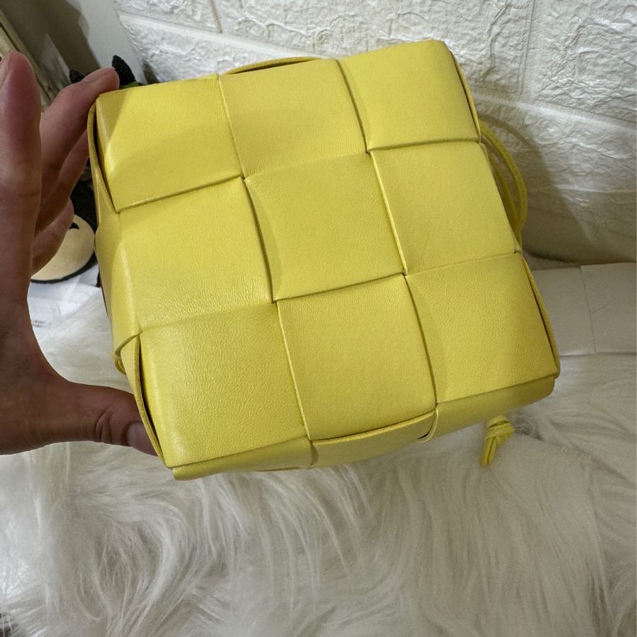 BOTTEGA VENETA CASSETTE經典編織小牛皮斜背水桶包-7