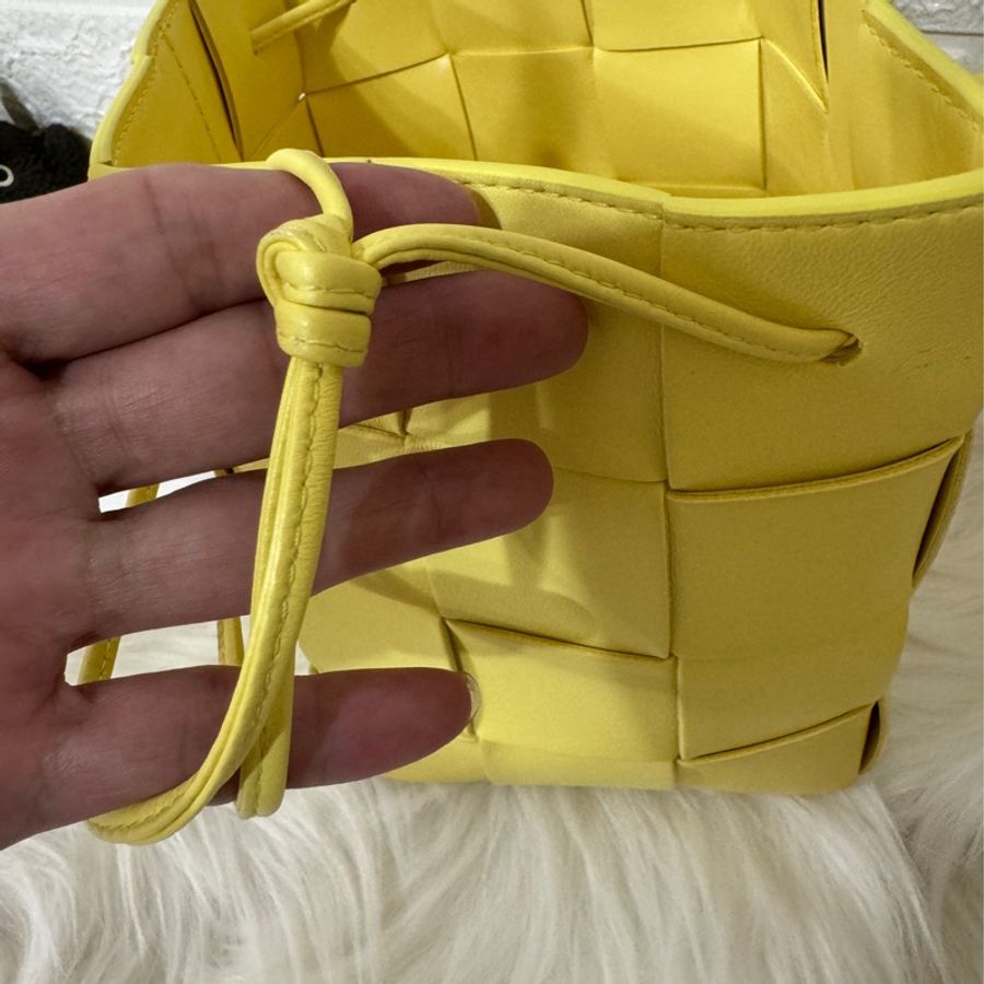 BOTTEGA VENETA CASSETTE經典編織小牛皮斜背水桶包-10