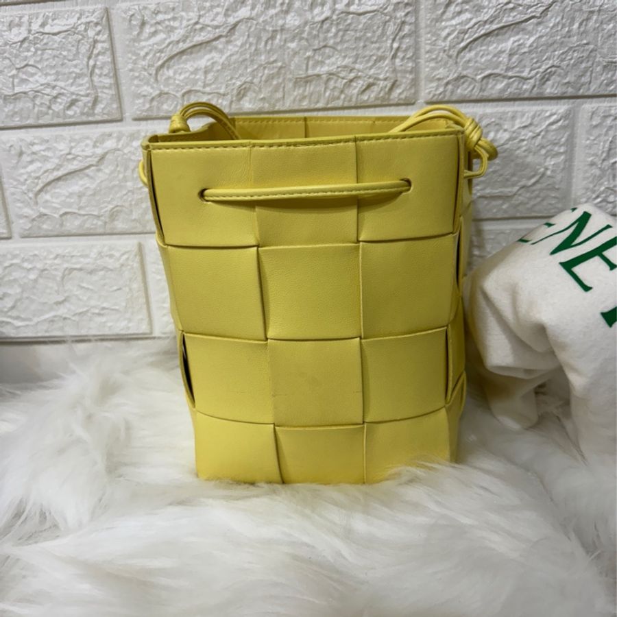 BOTTEGA VENETA CASSETTE經典編織小牛皮斜背水桶包-14