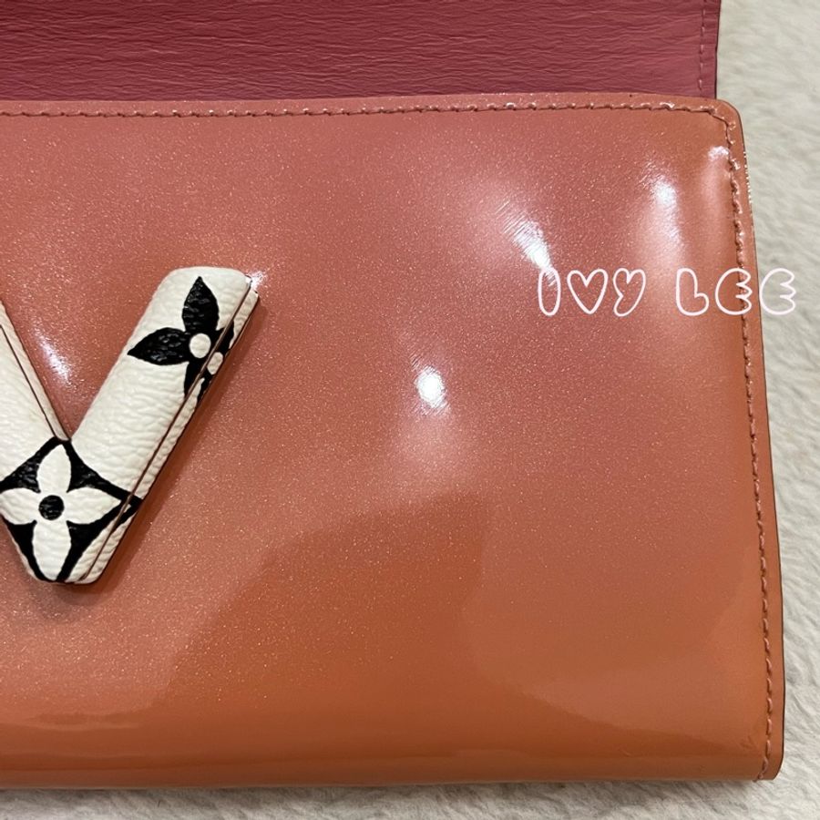 LOUIS VUITTON M64418 Vernis Portefeuil Twist 長夾 粉膚 粉橘 二手精品-26