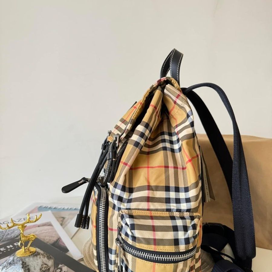 Burberry 經典格紋後背包 (全新、存放包)-2