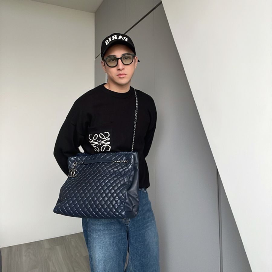 ✈️CHANEL 超美霧霾藍紫色牛皮兩用菱格紋經典鏈包 可斜背/肩背) 手提也很時髦 買160000 #割愛65800 鬆弛時髦大包回來了 尺寸長35-高31 cm 9成新 #雷標完整🤎🤎🤎#正常使用痕跡-0