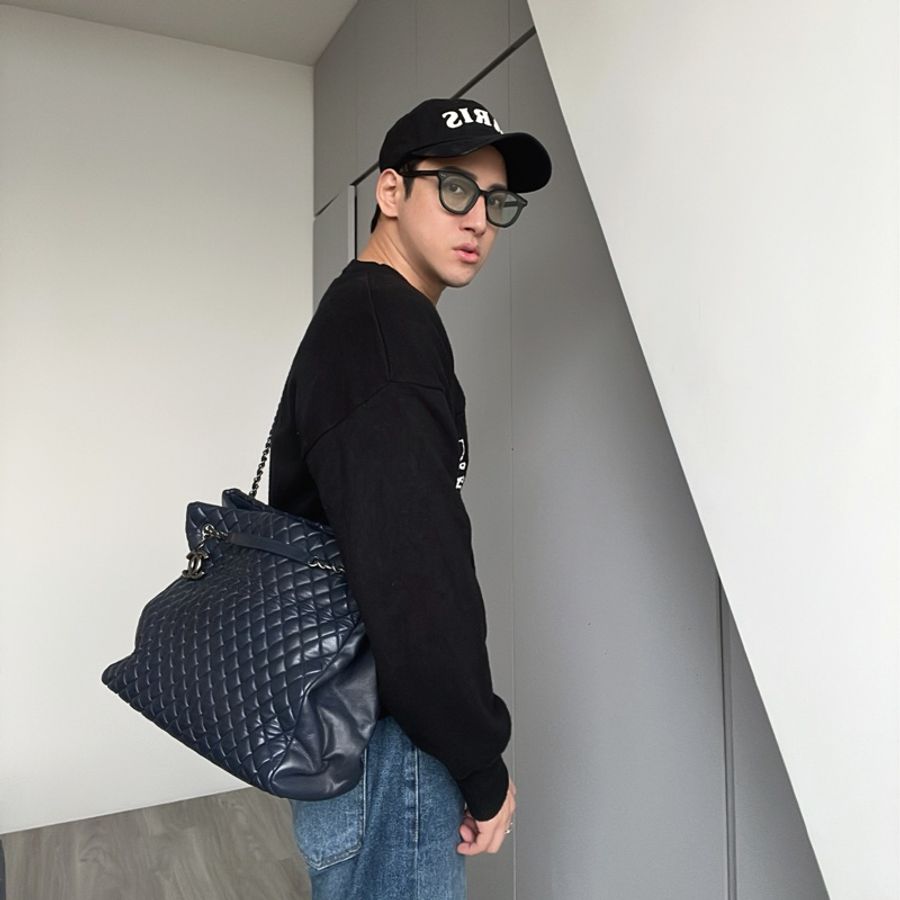 ✈️CHANEL 超美霧霾藍紫色牛皮兩用菱格紋經典鏈包 可斜背/肩背) 手提也很時髦 買160000 #割愛65800 鬆弛時髦大包回來了 尺寸長35-高31 cm 9成新 #雷標完整🤎🤎🤎#正常使用痕跡-4