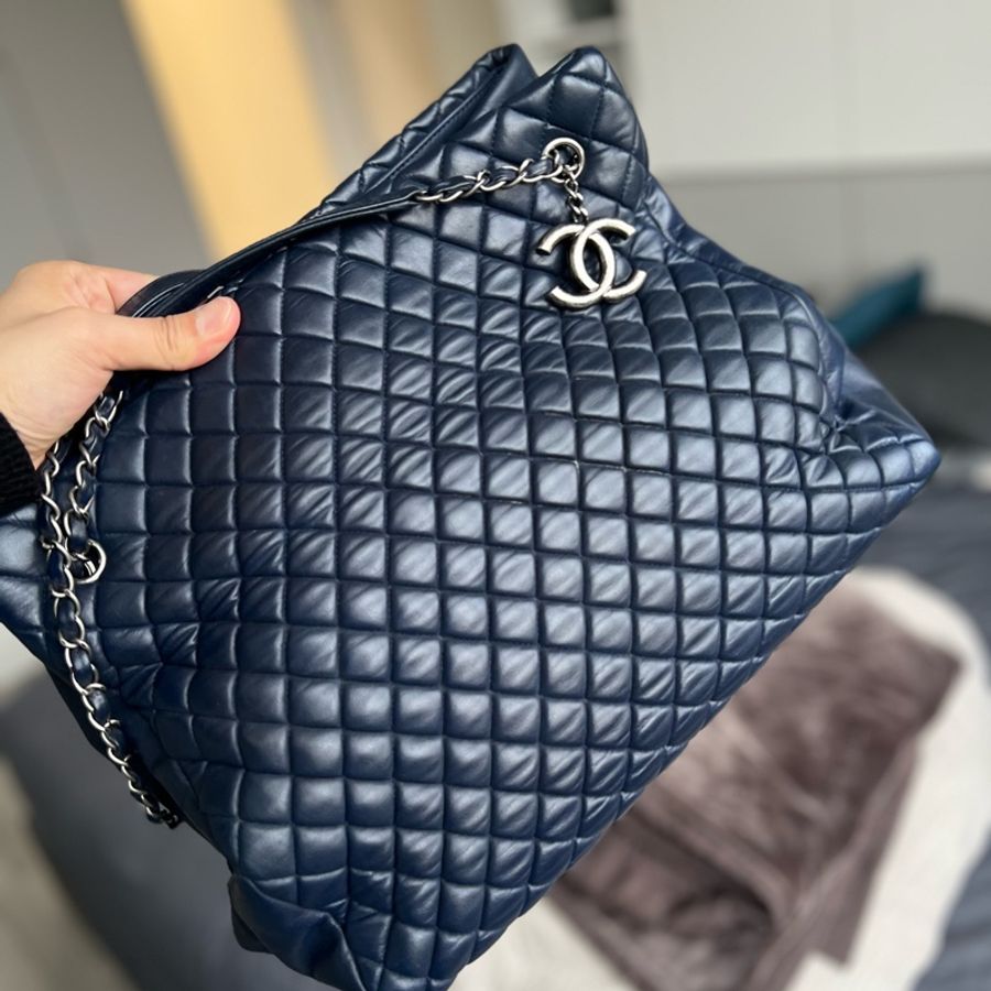 ✈️CHANEL 超美霧霾藍紫色牛皮兩用菱格紋經典鏈包 可斜背/肩背) 手提也很時髦 買160000 #割愛65800 鬆弛時髦大包回來了 尺寸長35-高31 cm 9成新 #雷標完整🤎🤎🤎#正常使用痕跡-6