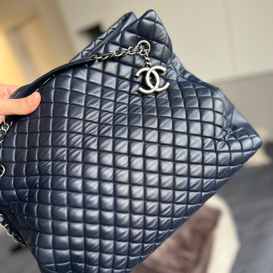 ✈️CHANEL 超美霧霾藍紫色牛皮兩用菱格紋經典鏈包 可斜背/肩背) 手提也很時髦 買160000 #割愛65800 鬆弛時髦大包回來了 尺寸長35-高31 cm 9成新 #雷標完整🤎🤎🤎#正常使用痕跡-7