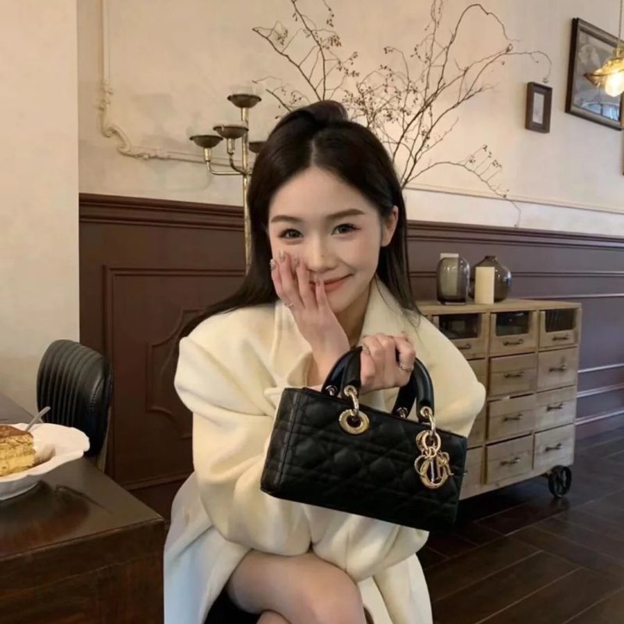 DIOR迪奧 迪奧 Lady D-JOY 淺金色飾面吊墜藤格紋可拆調節肩帶 小羊皮 戴妃包 單肩斜挎手提包 小號 女款 黑色 貨號M0613ONGE-M900 全新正貨-0