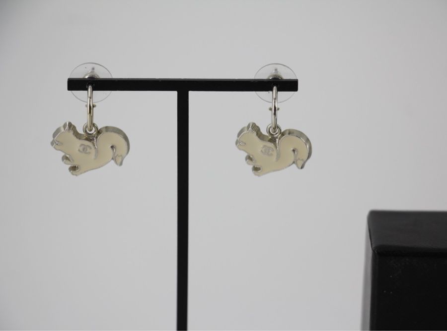 Chanel Vintage 03P & 05A 琺瑯白色松鼠耳環-0