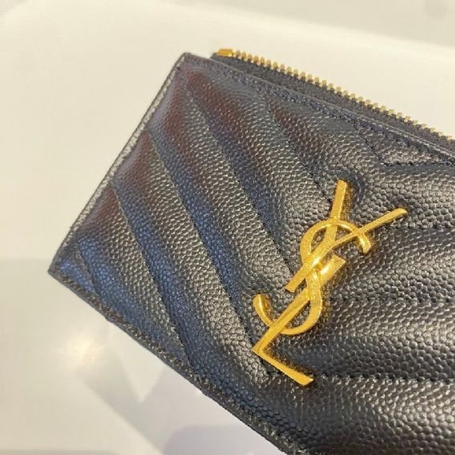 YSL V字縫線金屬LOGO魚子醬拉鍊卡夾零錢包-0