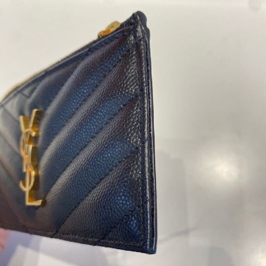 YSL V字縫線金屬LOGO魚子醬拉鍊卡夾零錢包-3