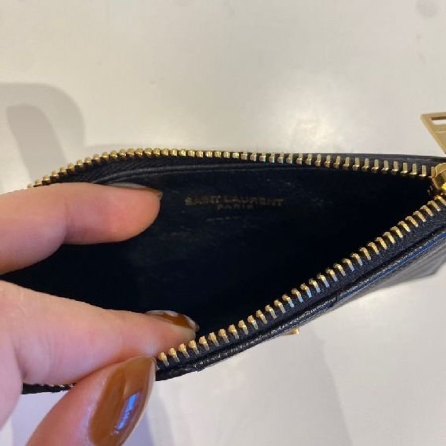YSL V字縫線金屬LOGO魚子醬拉鍊卡夾零錢包-4