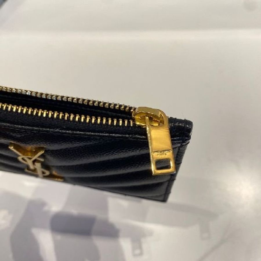 YSL V字縫線金屬LOGO魚子醬拉鍊卡夾零錢包-5