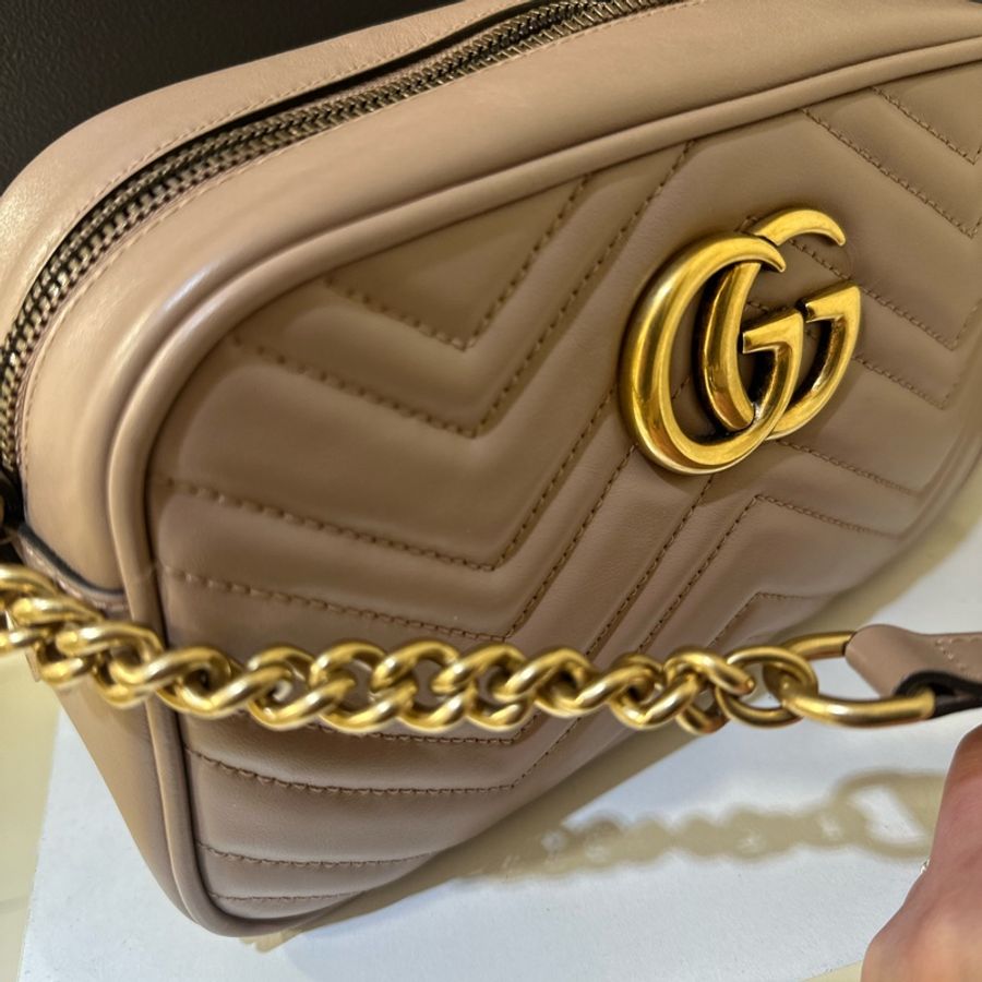 GUCCI 古馳 GG Marmont 皮革 山形紋 肩背 相機包 裸粉色 24公分 447632-10