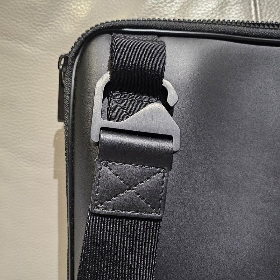 MONTBLANC 萬寶龍 風尚碳纖維黑色小牛皮商務筆電包 [原價25000]-5