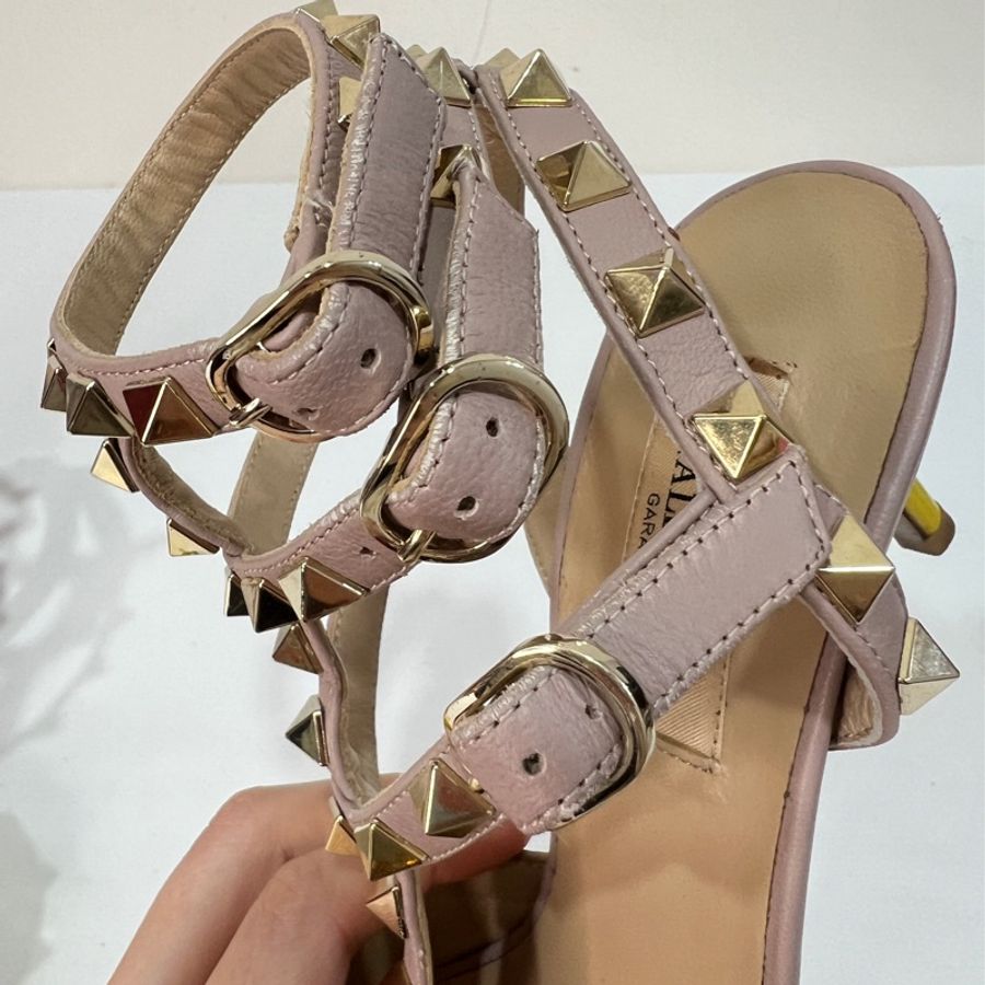 Valentino 經典雙環卯釘黃色漆皮高跟鞋 夏季必備-5