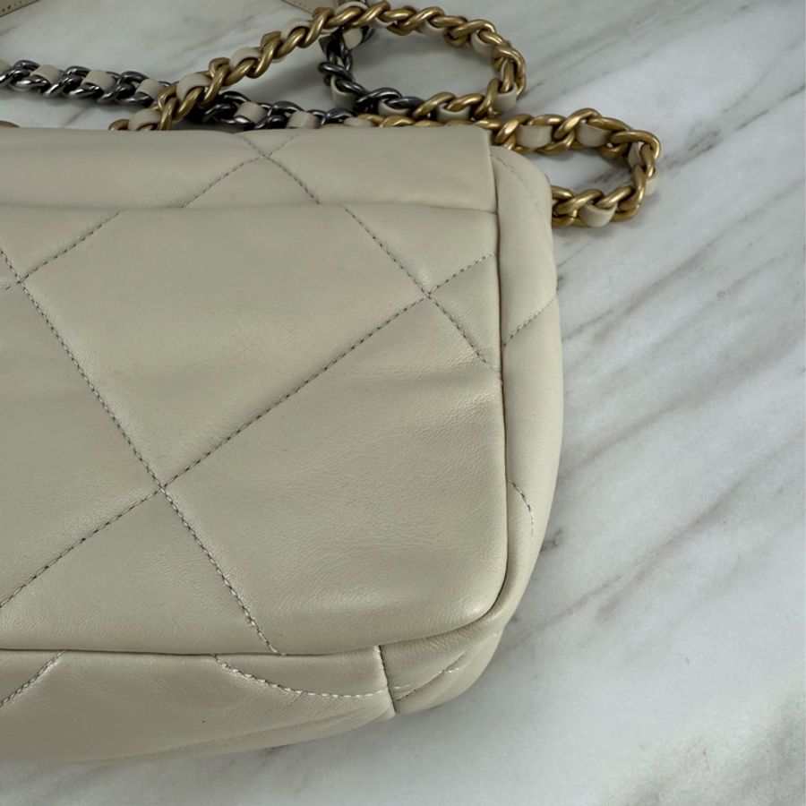 香奈兒Chanel 19 Bag 菱格紋羊皮 金銀雙色鏈帶 小號 米白色 杏色 銀釦 手提/肩背/斜背-14