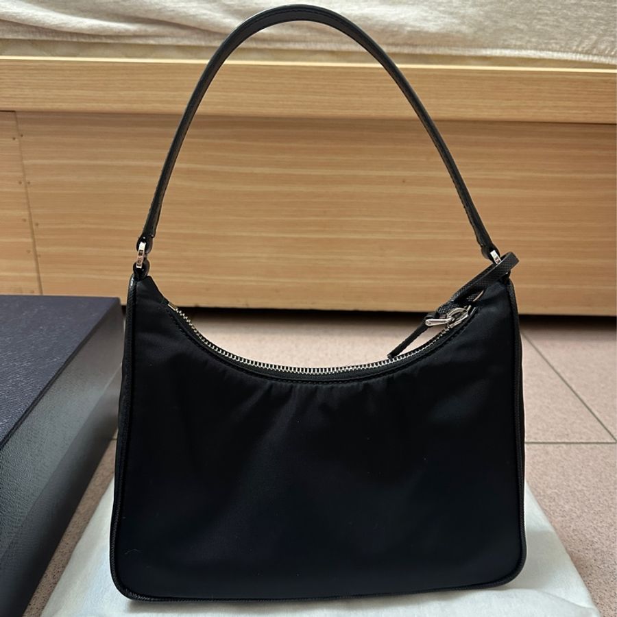 PRADA Re-Edition 2005 Re-Nylon 迷你 尼龍 皮革肩帶 手拿包 腋下包 黑色 銀色 1N204M-6