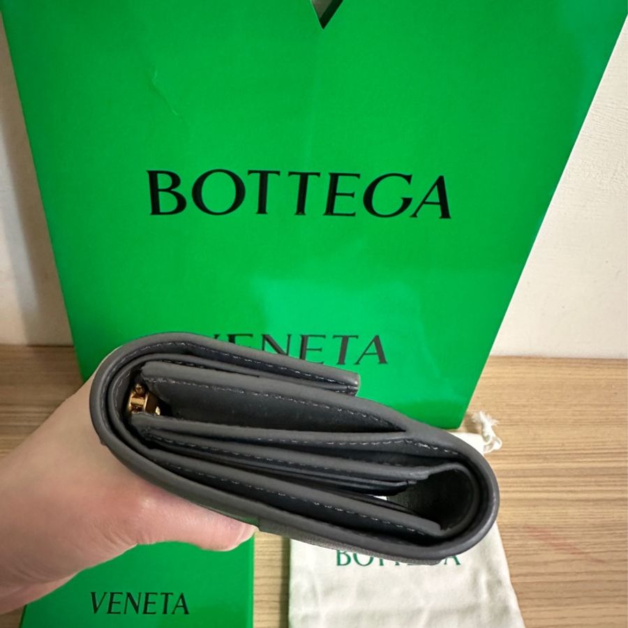 BOTTEGA VENETA 寶緹嘉 BV Cassette Tri-Fold Zip thunder 三折 經典編織 羊皮 短夾 皮夾 象灰色-12