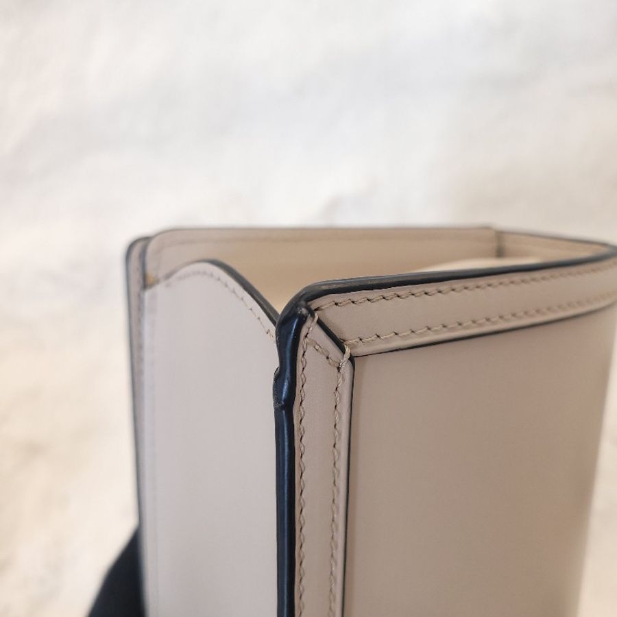Loewe barcelona 巴塞隆納 肩背包 燕麥白-9